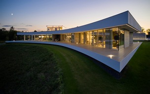 Deceuninck Germany GmbH: Aktuelle Pressemitteilung: Im Einklang mit der Natur - Einzigartige Twinson Terrasse im preisgekrönten Dune House in Polen