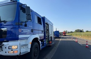 Freiwillige Feuerwehr Alpen: FW Alpen: Verkehrsunfall mit drei beteiligten Fahrzeugen - Hausfassade besch&auml;digt