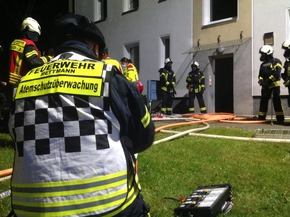 FW Mettmann: Feuer im zweiten Obergeschoss in einem Mehrfamilienhaus in Mettmann. 10 Personen wurden verletzt. Davon ein Kind und ein Erwachsener schwer. Ersthelfer retten 2 Personen aus der Brandwohnung.