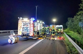 Freiwillige Feuerwehr Lehrte: FW Lehrte: Schwerer Verkehrsunfall A2: Transporter fährt auf LKW auf, Fahrer verstirbt.