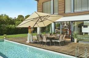 doppler Schirme: &bdquo;Cloud Dancer&ldquo; & dunkle Eiche &ndash; aktuelle Wohntrends auch f&uuml;r Terrasse und Balkon