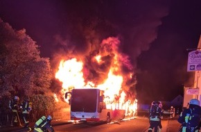 Feuerwehr und Rettungsdienst Bonn: FW-BN: Gelenkbus an Haltestelle vollständig ausgebrannt - keine Verletzten