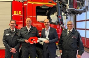 Feuerwehr Schwelm: FW-EN: Neue Drehleiter - Bürgermeister übergibt Fahrzeug an die Feuerwehr