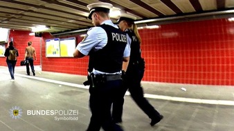 Bundespolizeidirektion München: Bundespolizeidirektion München: Streit zwischen Triebfahrzeugführer und Fahrgast endet blutig / Drei Männer schreiten am Ostbahnhof couragiert ein