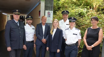 PD Main-Taunus - Polizeipr&auml;sidium Westhessen: POL-MTK: KOMPASSbahnhof: Schild der Pilotkommune h&auml;ngt nun am Hofheimer Bahnhof
