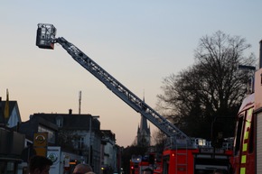 FW Menden: Brandeinsatz - Küchenbrand mit mehrfacher Menschenrettung