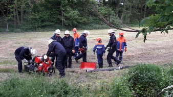 FW-Stolberg: Stolberg/Eschweiler - Gemeinschaftsübung der Löschgruppe Werth der Feuerwehr Stolberg und des Löschzuges 42 der Feuerwehr Eschweiler