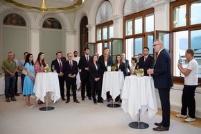 Bildungsminister Daniel Oehry verabschiedet die WorldSkills-Delegation nach Shanghai