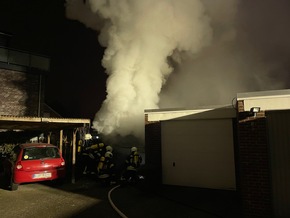 FW-AUR: Hinterhof-Garage brennt in der Nacht