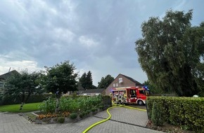 Feuerwehr Kleve: FW-KLE: Dach durch Blitzschlag abgedeckt