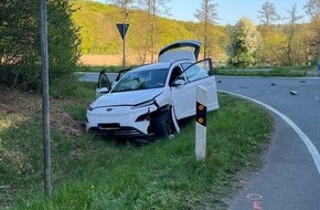 Kreispolizeibeh&ouml;rde H&ouml;xter: POL-HX: Verkehrsunfall mit vier verletzten Personen auf der B 252