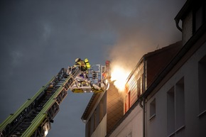 FW LK Neunkirchen: Rauchsäule weist Feuerwehr den Weg - Mehrparteienhaus nach Brand unbewohnbar