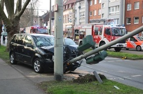 Polizei Duisburg: POL-DU: Alt-Hamborn: Gegen Ampel gefahren und in Bahnhaltestelle gelandet - Trümmerfeld nach Unfall