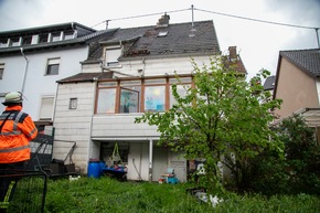 FW LK Neunkirchen: Gewitter über Neunkirchen - Blitz sprengt Kamin und Windböe bläst Verkaufsbude um