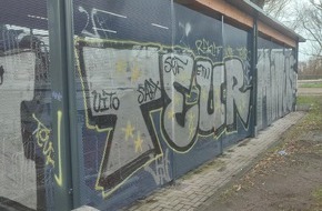 Polizeidirektion Bad Segeberg: POL-SE: Wedel - Unbekannte besprühen Fahrradparkhaus am Bahnhof - Polizei auf der Suche nach Hinweisen