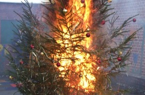 Deutscher Feuerwehrverband e. V. (DFV): Brandschutz unterm erleuchteten Weihnachtsbaum / Deutscher Feuerwehrverband gibt Tipps: Vorsorge für ein sicheres Fest (mit Bild)