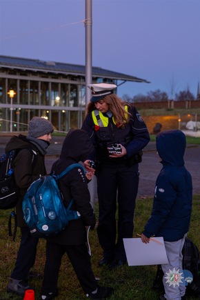 POL-WES: Wesel- Gl&uuml;hw&uuml;rmchenaktion der Verkehrssicherheitsberatung f&uuml;r mehr Sichtbarkeit und Sicherheit