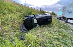 Freiwillige Feuerwehr Reichenau: FW Reichenau: PKW durchbricht Leitplanke und fährt Hang hinunter, 16.07.2025, Reichenau-Lindenbühl