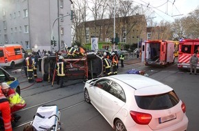 Feuerwehr Essen: FW-E: Verkehrsunfall zwischen Mercedes A-Klasse und VW Touran (Taxi)