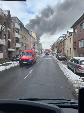 FW Düren: Brand im Mehrfamilienhaus mit drei Verletzten