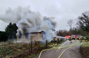 Feuerwehr Essen: FW-E: Brand eines leerstehenden Gebäudes - langwieriger Einsatz für die Feuerwehr