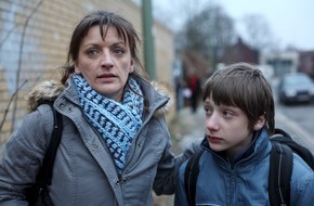 ZDF: Originelle Mutter-Sohn-Geschichte in "Headlock" /  ZDF zeigt experimentellen Film von Nachwuchsregisseur Johan Carlsen (BILD)