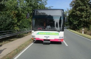 Polizeiinspektion Hameln-Pyrmont/Holzminden: POL-HM: Schulbusfahrer verhindert Frontalzusammenstoß - Unfallverursacher gesucht!