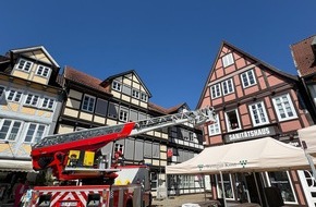 Freiwillige Feuerwehr Celle: FW Celle: Mit der Drehleiter &uuml;ber den Celler Weinmarkt