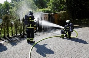 Feuerwehr Herdecke: FW-EN: Hecke und Motorroller brennen im Gewerbegebiet Gahlenfeld