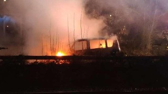 Polizeiinspektion Stade: POL-STD: Auto am Dollerner Bahnhof in Flammen aufgegangen
