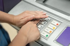 Polizeipräsidium Mittelhessen - Pressestelle Wetterau: POL-WE: Gauner lenken Opfer am Geldautomat in Friedberg ab / Tipps zum Schutz vor Trickdieben