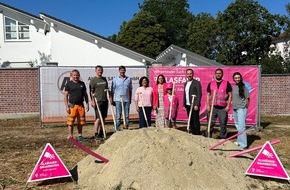 Deutsche Telekom AG: Frontenhausen: Spatenstich f&uuml;r Glasfaserausbau