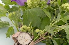 NOMOS Glashütte/SA Roland Schwertner KG: Foto del mese: Un orologio per la mamma, da Glashütte