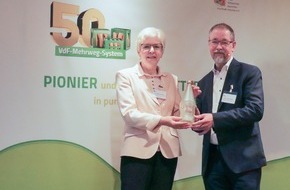 VdF Verband der deutschen Fruchtsaft-Industrie: Nachhaltigkeitserfolg: Bundesernährungsministerium erhält einmilliardste VdF-Mehrweg-Flasche