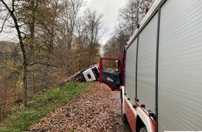 Feuerwehr Plettenberg: FW-PL: Ortsteil Brüninghausen - LKW rutscht von Waldweg ab