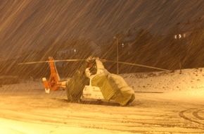 Feuerwehr Olpe: FW-OE: Starker Schneefall zwingt Intensivhubschrauber zur Zwischenlandung am Olper Feuerwehrhaus