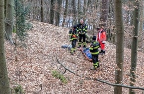 Feuerwehr M&uuml;nchen: FW-M: Aufwendige Rettung nach Sturz im Wald (Harlaching)