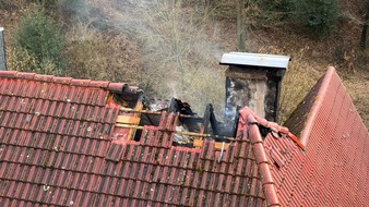 Feuerwehr Sprockh&ouml;vel: FW-EN: Feuerwehr bek&auml;mpft Dachstuhlbrand
