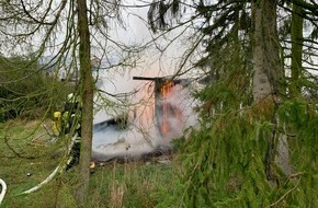 Feuerwehr Schermbeck: FW-Schermbeck: Gartenlaube brannte in voller Ausdehnung