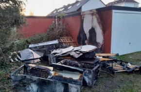 Feuerwehr Bremerhaven: FW Bremerhaven: Feuerwehr unterbindet Garagenbrand