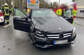 Polizei Hagen: POL-HA: Unfall auf Kreuzung: Drei Autos besch&auml;digt, ein Mann leicht verletzt