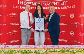 &raquo;M&ouml;belhaus H&ouml;ffner&laquo; pr&auml;sentiert das l&auml;ngste Fischbr&ouml;tchen der Welt (51,87 Meter)