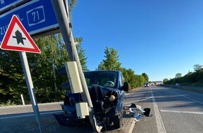 Landespolizeiinspektion Erfurt: LPI-EF: Ampelanlage bei Verkehrsunfall beschädigt