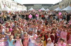 Ernsting's family GmbH & Co. KG: Prinzessin-Tag 2006 auf Schloss Ludwigsburg / Ernsting's family stattete erstmalig über 2.000 teilnehmende Mädchen aus