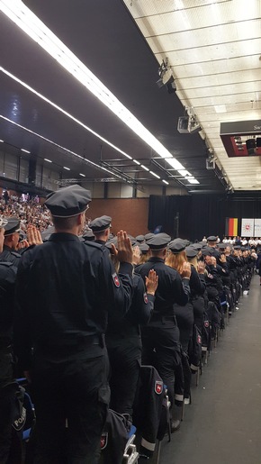 POL-AK NI: 984 Stimmen für die Demokratie - Polizeistudierende schwören ihren Eid