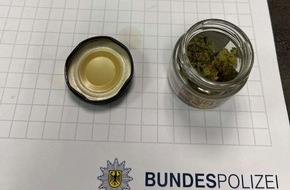 Bundespolizeidirektion Sankt Augustin: BPOL NRW: 33-Jähriger mit Drogen in S4 - Bundespolizisten beweisen richtigen "Riecher"
