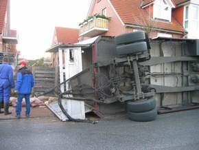 POL-SE: Bad Segeberg - Viehtransporter-Anhänger umgekippt