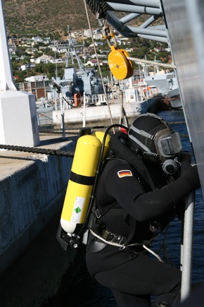 Deutsche Marine - Pressemeldung/ Pressetermine: Offiziersanwärter bekommen Seebeine - Drei Schiffe der Marine mit 600 Soldaten an Bord werden für fünf Monate verabschiedet