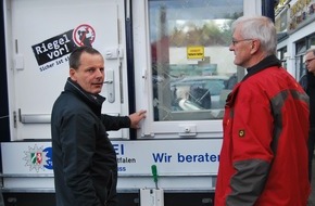 Kreispolizeibehörde Rhein-Kreis Neuss: POL-NE: Präventionsmobil tourt durch Dormagen - Schieben Sie Einbrechern einen Riegel vor! (Foto in der Anlage)