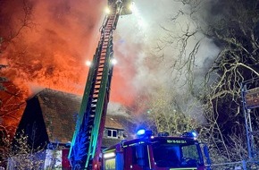 Feuerwehr Recklinghausen: FW-RE: Erstmeldung: Ausgedehnter Gebäudebrand in leerstehender Immobilie
